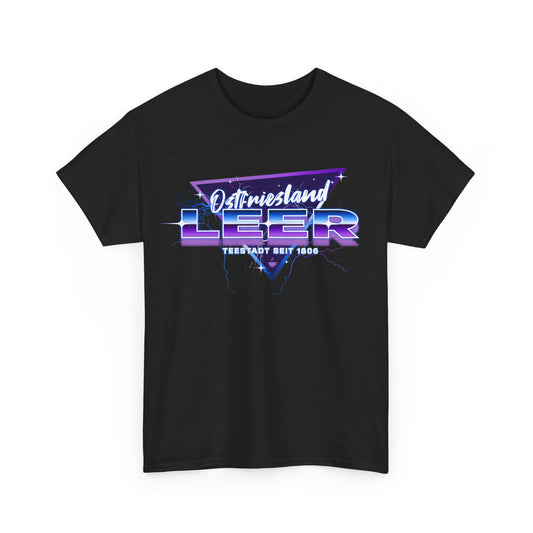 Ostfriesland - Leer – Retro Wave Edition – T-Shirt im 80er-Style – Unisex T-Shirt - Schwarz