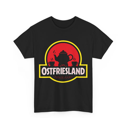Ostfriesland T-Shirt – Jurassic Style Teekanne Design – Unisex Shirt in Schwarz