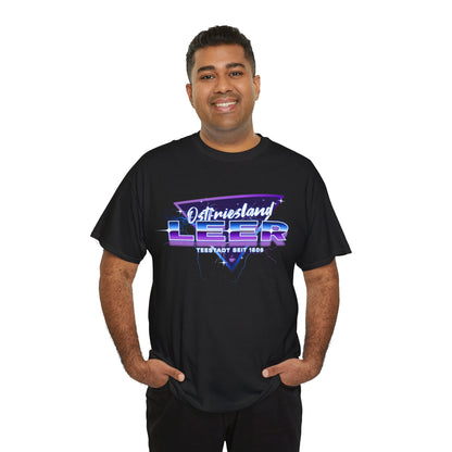 Ostfriesland - Leer – Retro Wave Edition – T-Shirt im 80er-Style – Unisex T-Shirt - Schwarz