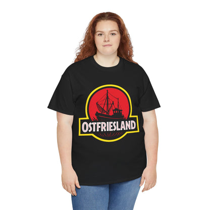 Ostfriesland T-Shirt – Jurassic Style Krabbenkutter Design – Unisex Shirt in Schwarz