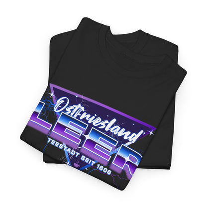 Ostfriesland - Leer – Retro Wave Edition – T-Shirt im 80er-Style – Unisex T-Shirt - Schwarz
