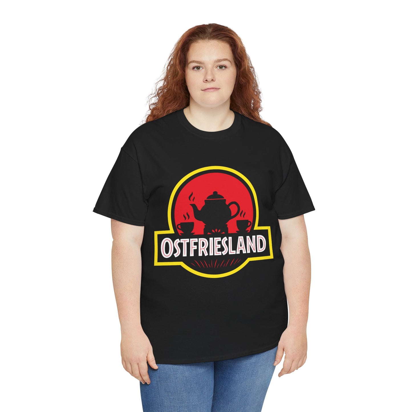 Ostfriesland T-Shirt – Jurassic Style Teekanne Design – Unisex Shirt in Schwarz