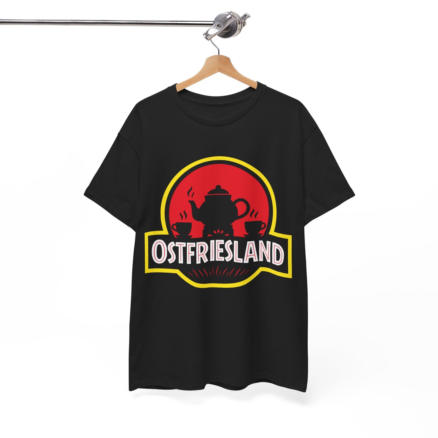 Ostfriesland T-Shirt – Jurassic Style Teekanne Design – Unisex Shirt in Schwarz