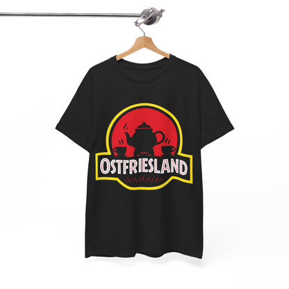 Ostfriesland T-Shirt – Jurassic Style Teekanne Design – Unisex Shirt in Schwarz