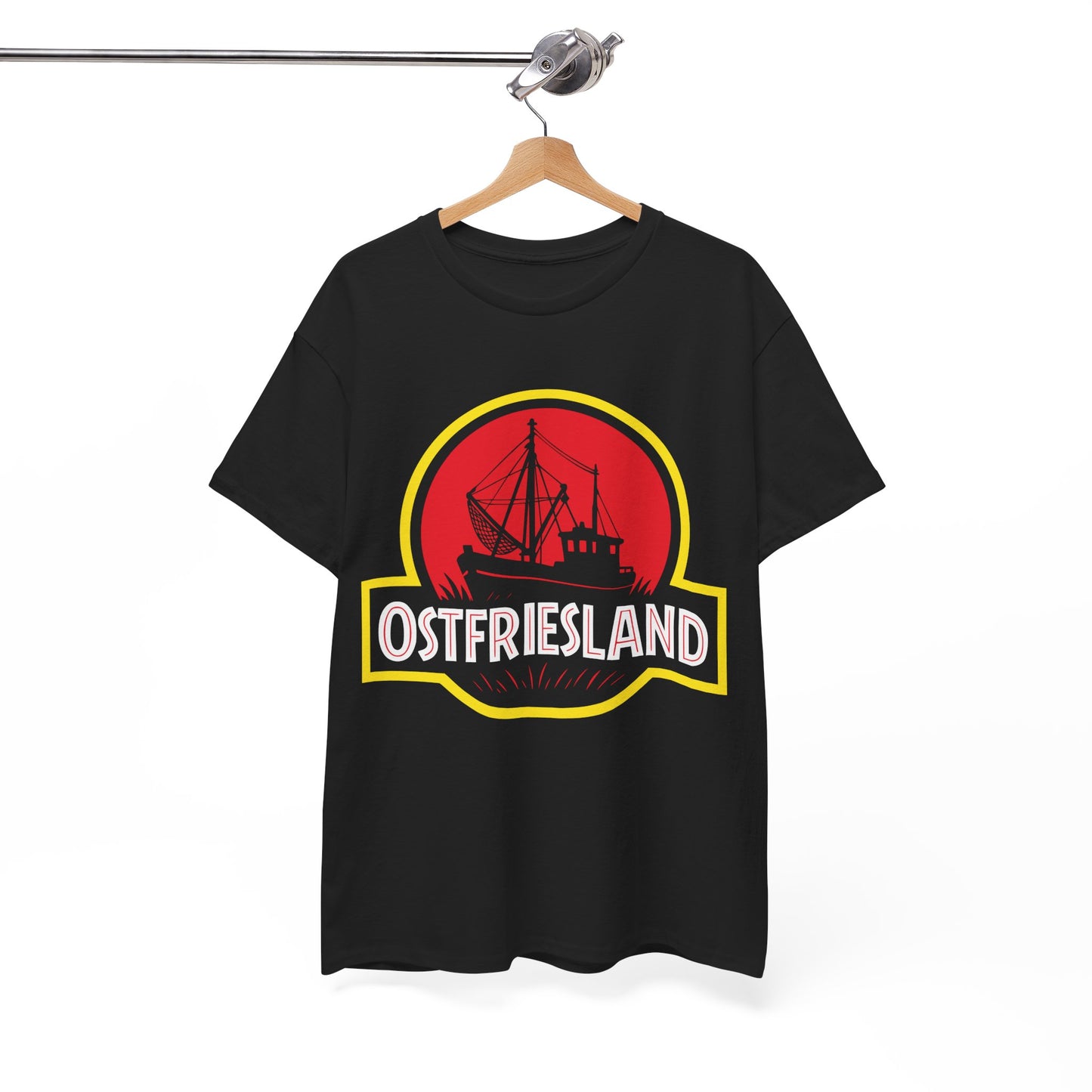 Ostfriesland T-Shirt – Jurassic Style Krabbenkutter Design – Unisex Shirt in Schwarz