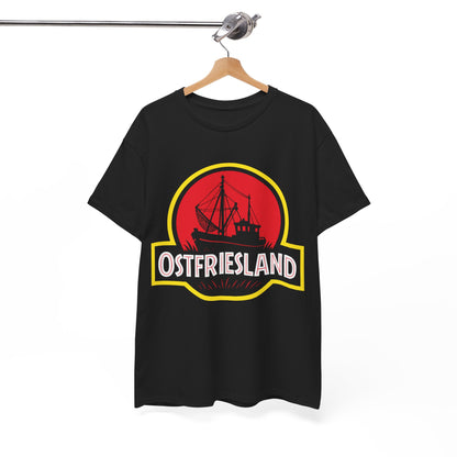 Ostfriesland T-Shirt – Jurassic Style Krabbenkutter Design – Unisex Shirt in Schwarz