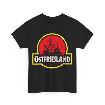 Ostfriesland T-Shirt – Jurassic Style Krabbenkutter Design – Unisex Shirt in Schwarz