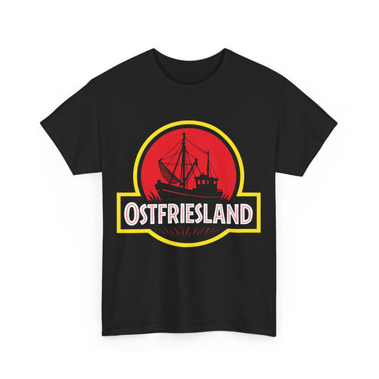 Ostfriesland T-Shirt – Jurassic Style Krabbenkutter Design – Unisex Shirt in Schwarz